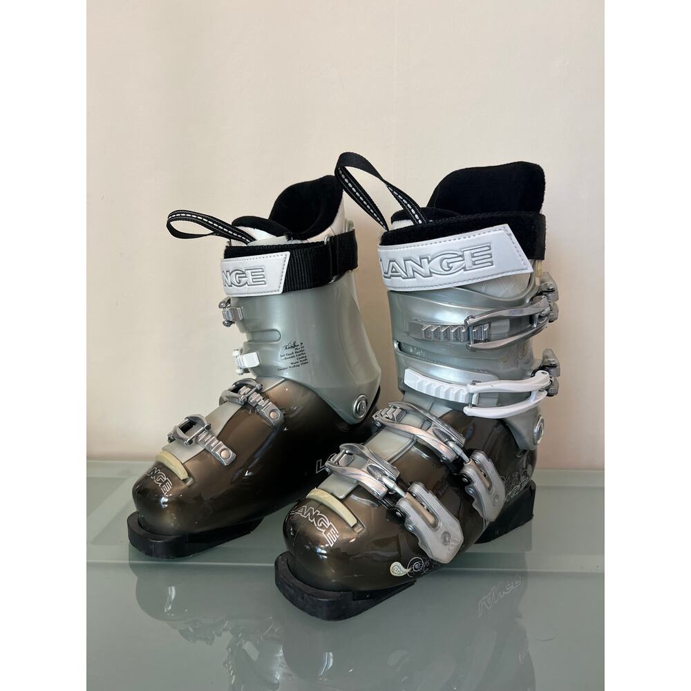 Women’s Lange exclusive 90 downhill ski boots 
23 mondo or women’s 6 or 7 alpine